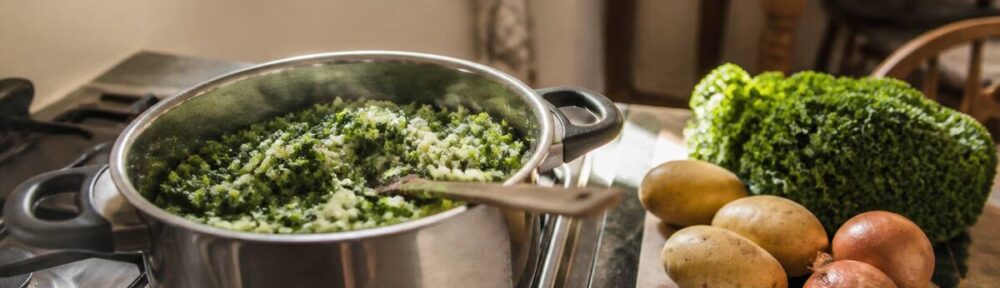 Pan stamppot met verse ingrediënten en boodschappenbriefje in een keuken