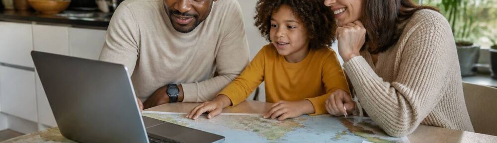 Gezin maakt een vakantiechecklist bij het vergelijken van reisopties op de laptop