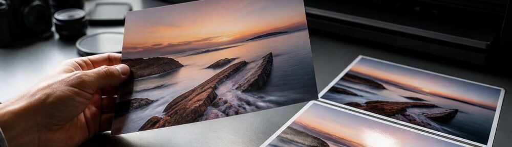 Close-up van een afgedrukte foto op mat en glanzend papier onder zacht daglicht
